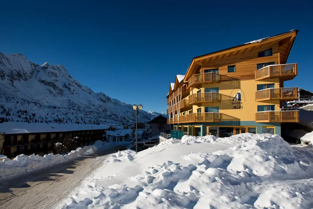 Hotel Delle Alpi w Passo del Tonale zimą