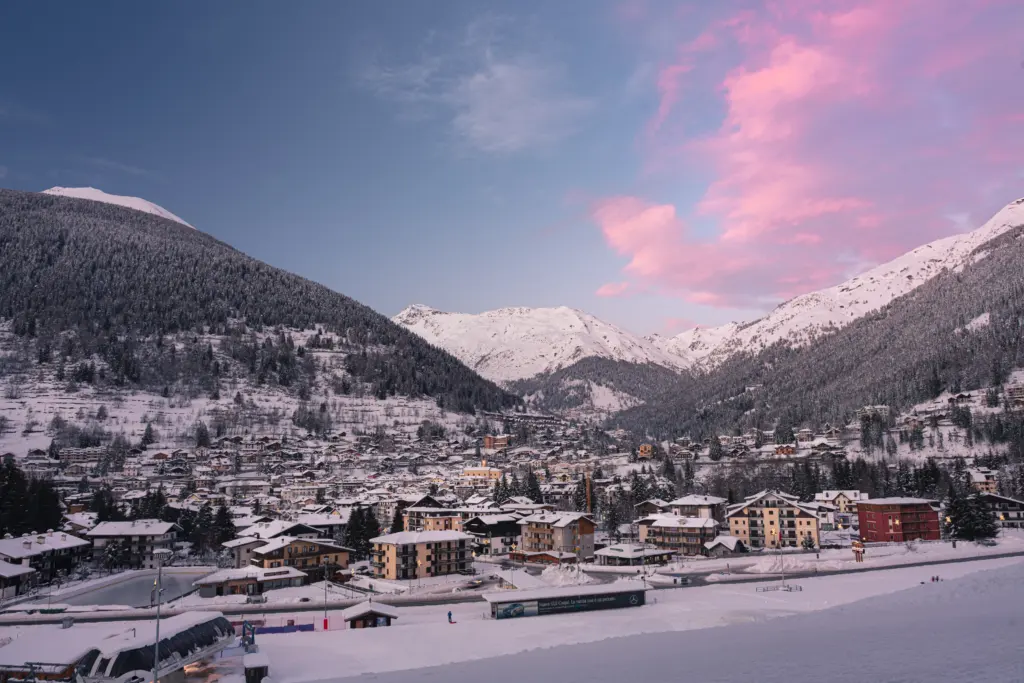 Zimowa zabudowa Ponte di Legno w otoczeniu Alp