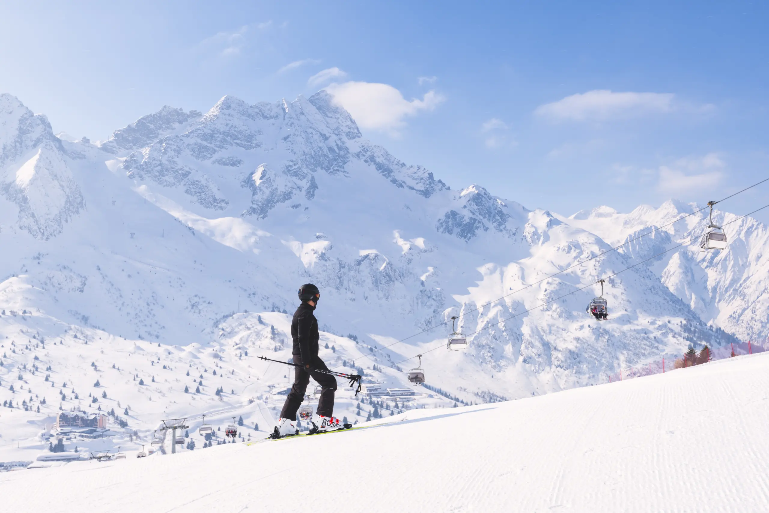 Narciarz na stoku w Passo Tonale