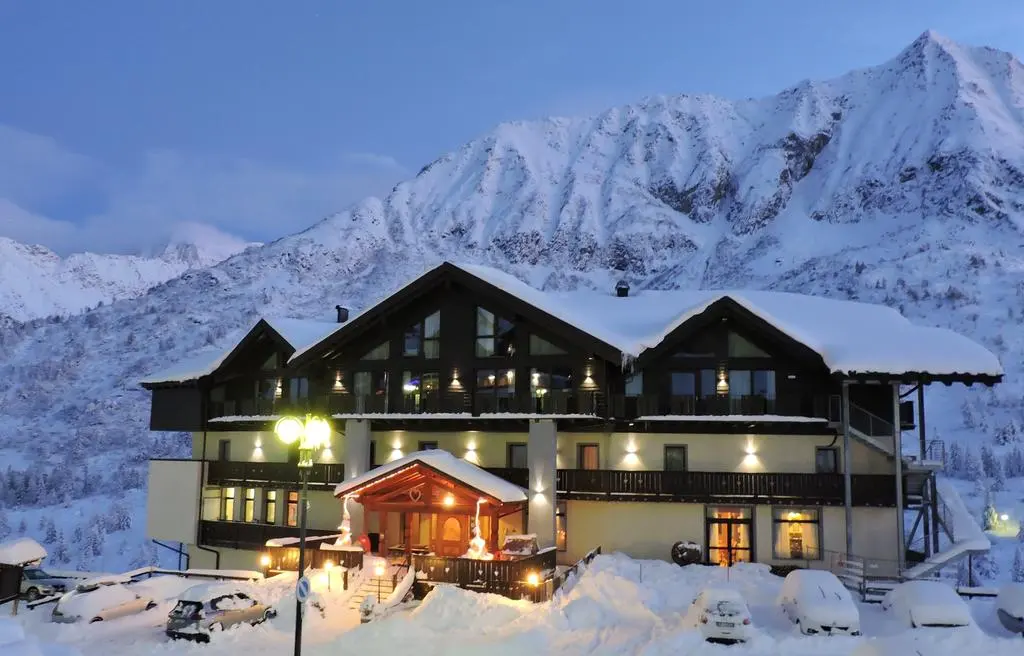 Hotel Adamello w Passo del Tonale zimą